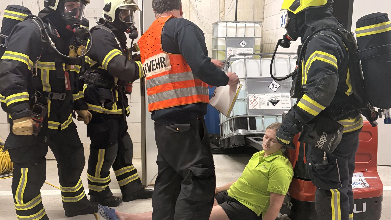 Das angenommene Szenario: ein Leck an einem 1.000-Liter Flüssigkeitsbehälter im Technikraum, der mit einem chlorhaltigen Stoff für die Wasseraufbereitung des Schwimmparadieses gefüllt war. 