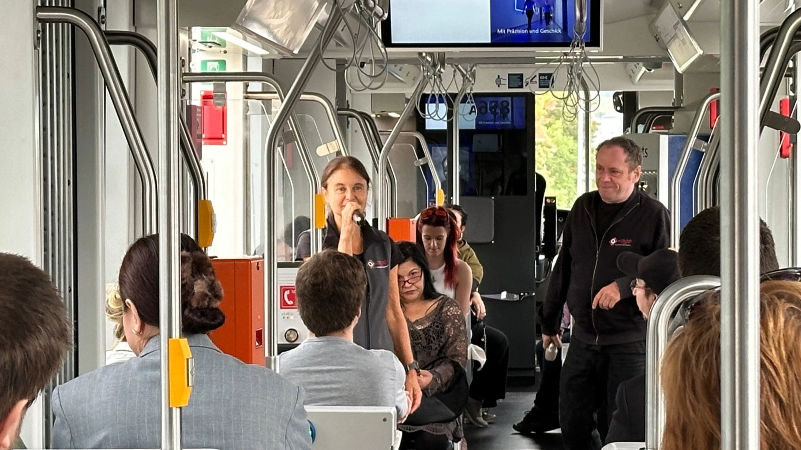 Präventionstheater mit Publikum in einer Straßenbahn in Jena.