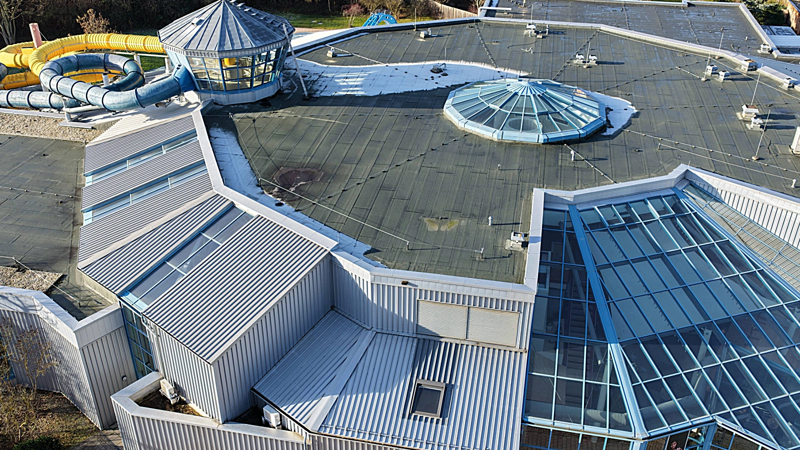 Luftaufnahme des Freizeitbads GalaxSea vor der geplanten Sanierung.