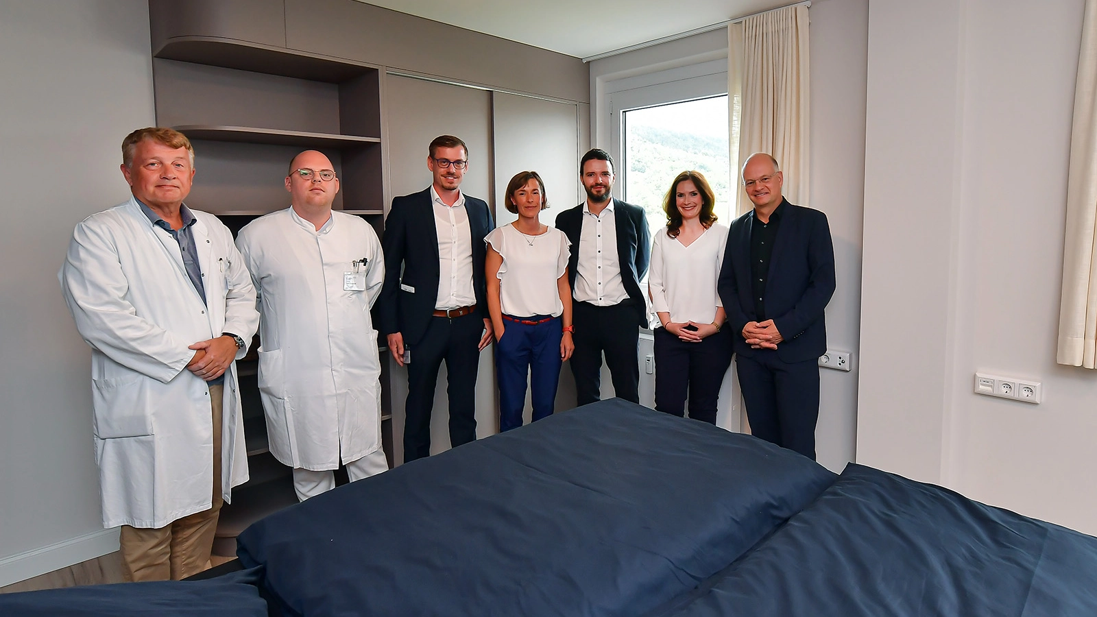 Gruppenbild im Innenraum des smarten Quartiers
