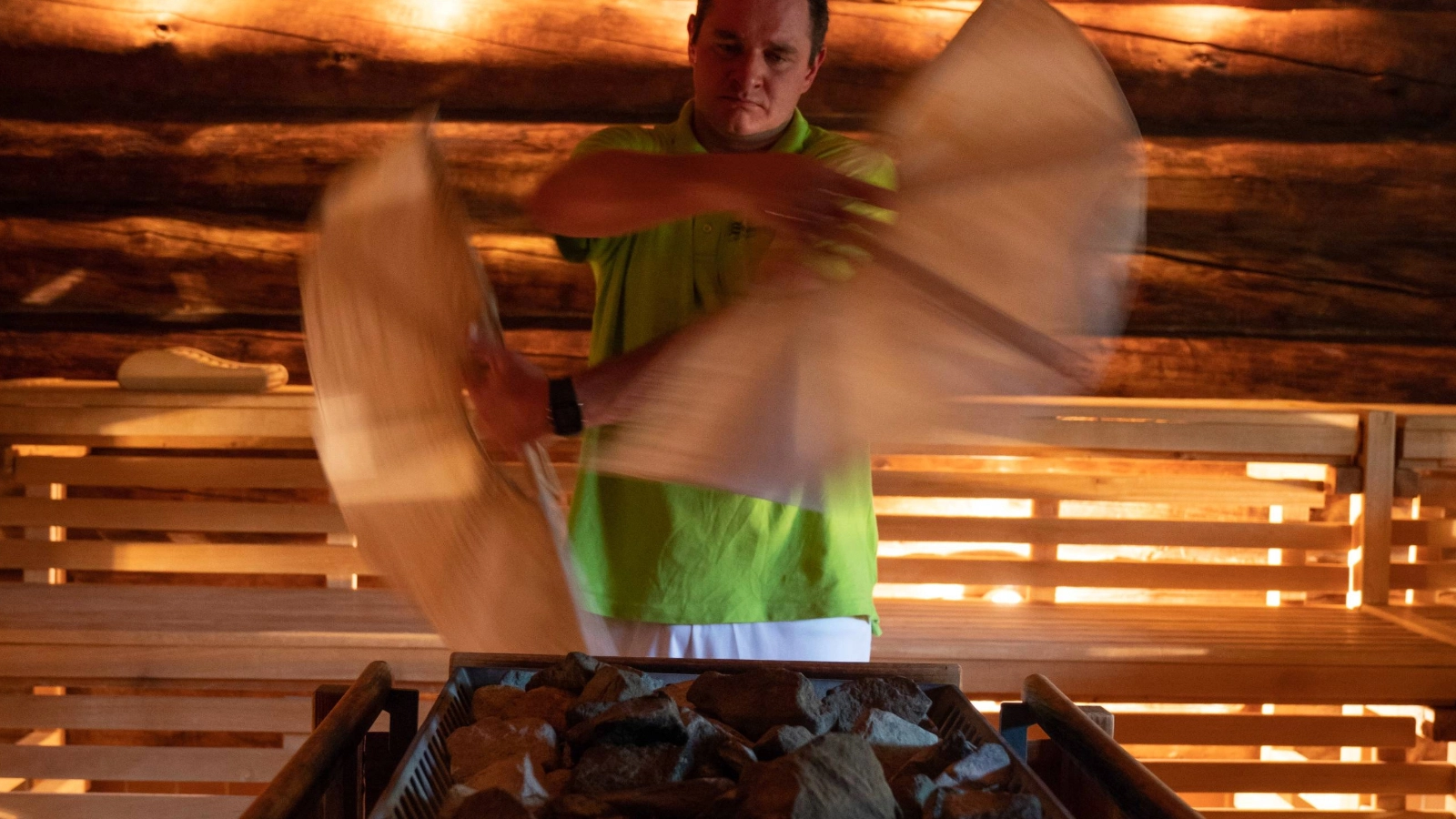 Symbolbild: Saunameister wedelt in der Sauna Symbolbild: Saunameister wedelt in der Sauna