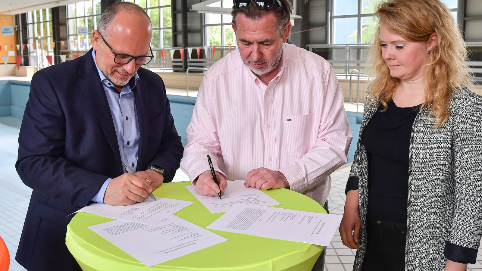Unterzeichnung des Kooperationsvertrags zur Entwicklung der Zwischennutzung der ehemaligen Schwimmhalle Lobeda-West: Bernhard Dengel, Geschäftsführer der Jenaer Bäder, Jörg Hühn, Geschäftsführer der reCoVer Stiftung Jena, und Katrin Hitziggrad von „Blank – Agentur für Zwischennutzung“ (v. l. n. r.).