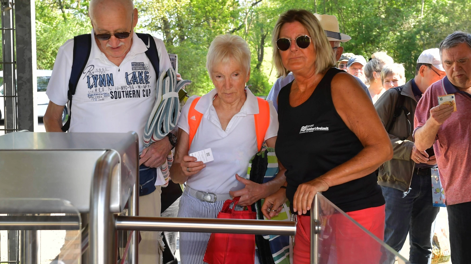 Begrüßung der Stammgäste beim ersten Besuch der Saison 2025 im Südbad. © Jener Bäder; J. Scheere