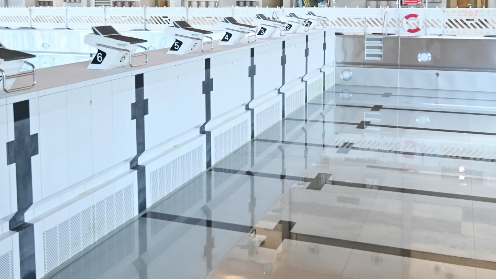 Aktuell wird das Wasser aus dem 50-Meter-Becken abgelassen; Reinigungs- und Fliesenarbeiten sind bereits angelaufen. 