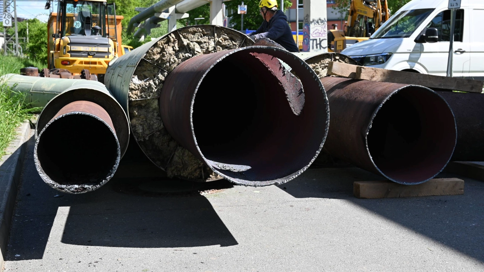 Läuft weiterhin alles nach Plan, sollten die Fernwärmekunden in Jena-Zentrum, Jena-West und Jena-Nord schon am späten Nachmittag wieder warme Heizungen und warmes Wasser haben. Ursprünglich waren die Stadtwerke von einer Unterbrechung bis zum morgigen Mittwoch ausgegangen.