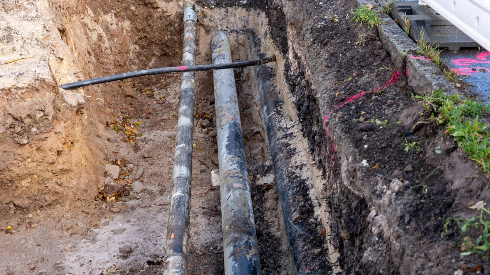 In mehreren Bauabschnitten verlegen wir rund 650 Meter neue Fernwärmeleitungen, um künftig noch mehr Haushalte und Unternehmen mit komfortabler und klimafreundlicher Wärme zu versorgen