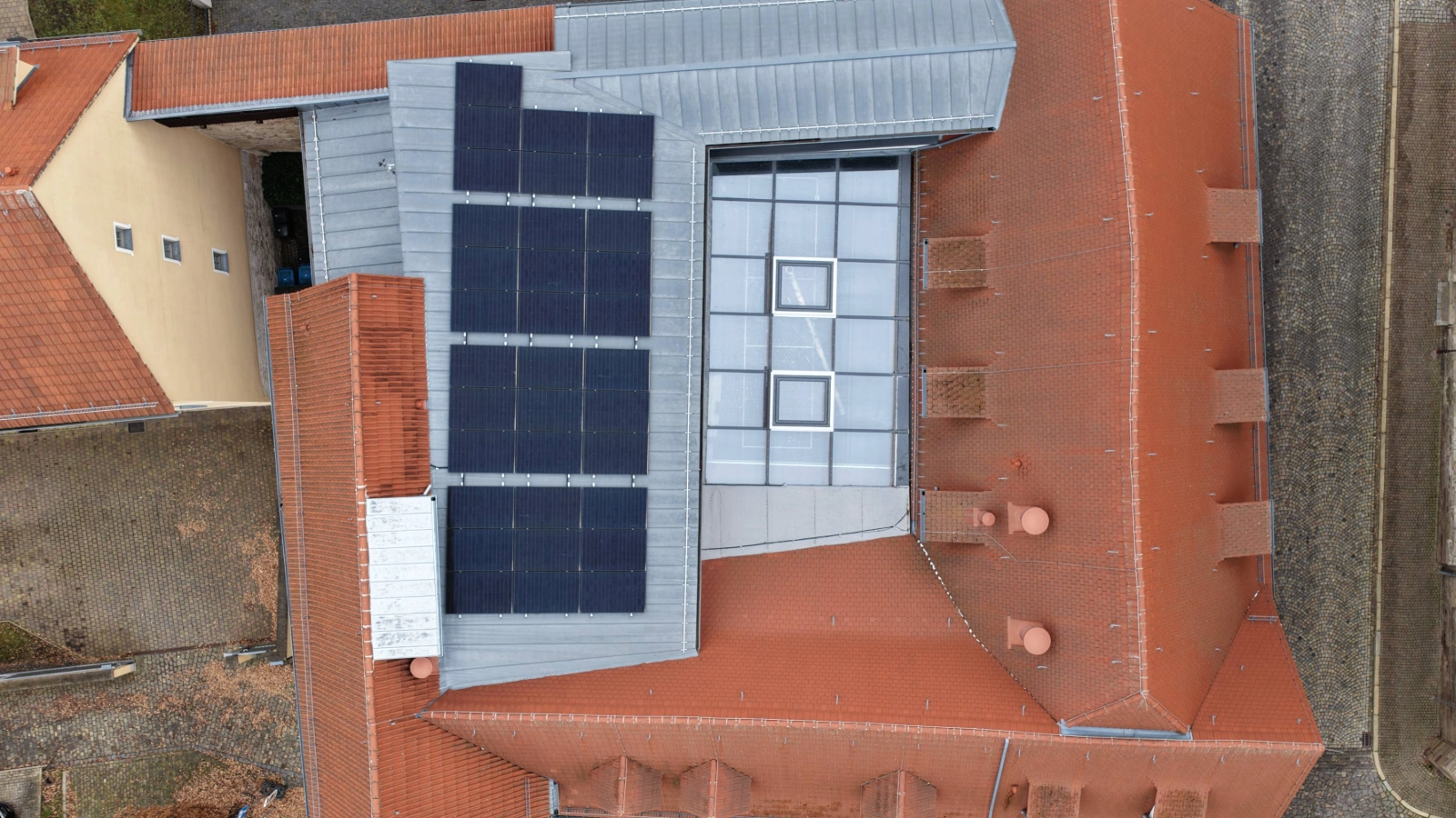 Das Museumsdach mit der PV-Anlage aus der Vogelperspektive