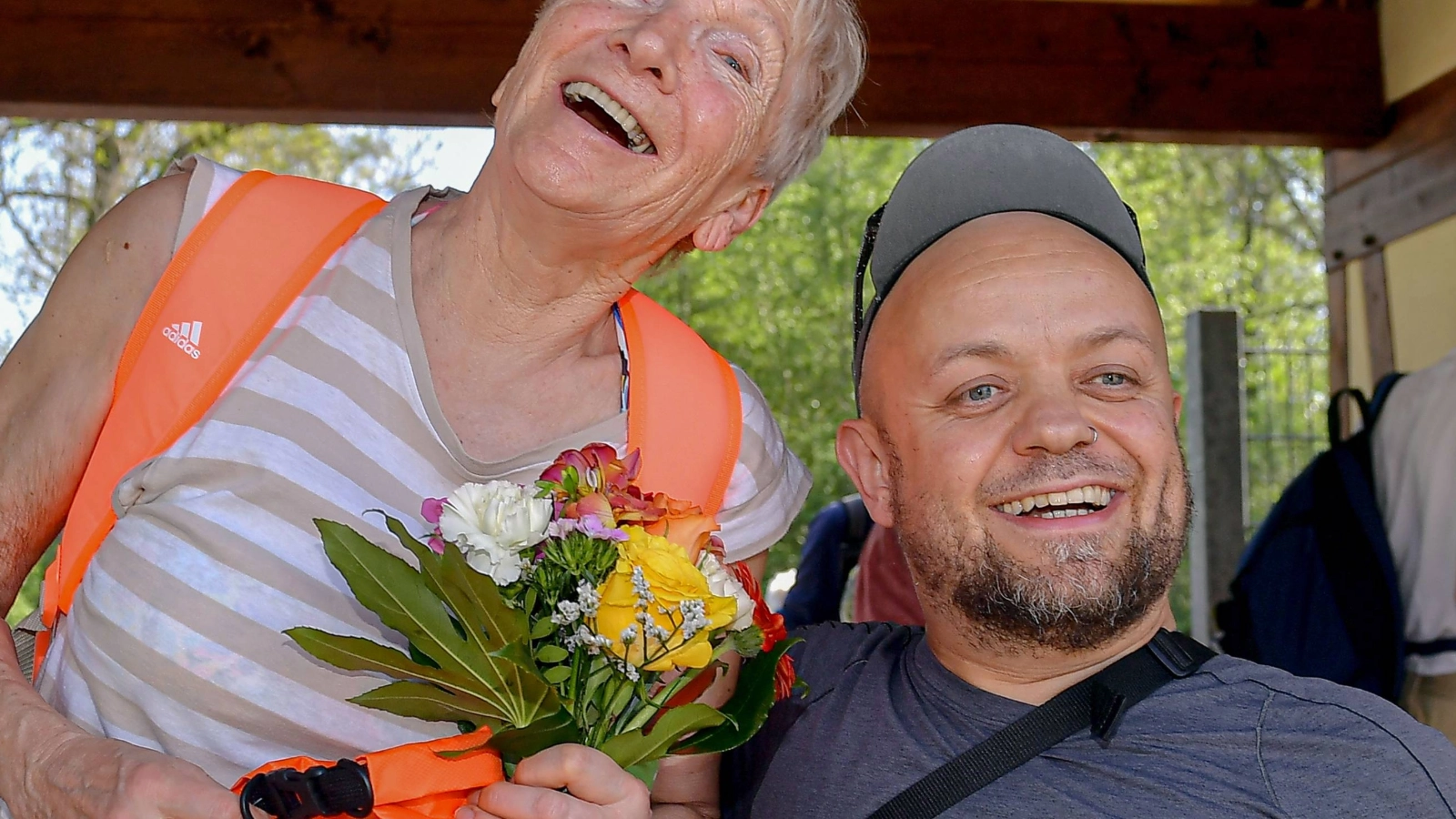 Zwei glückliche Personen im Eingangsbereich des Südbades