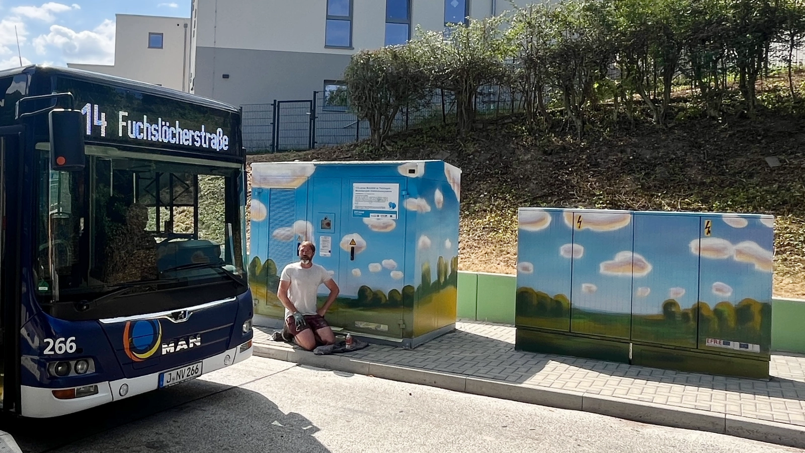 Graffiti-Künstler Michael Drosdek arbeitet an letzten Feinheiten für seine Kunstwerke an Stromversorgungsanlagen und Funktionsgebäude. 