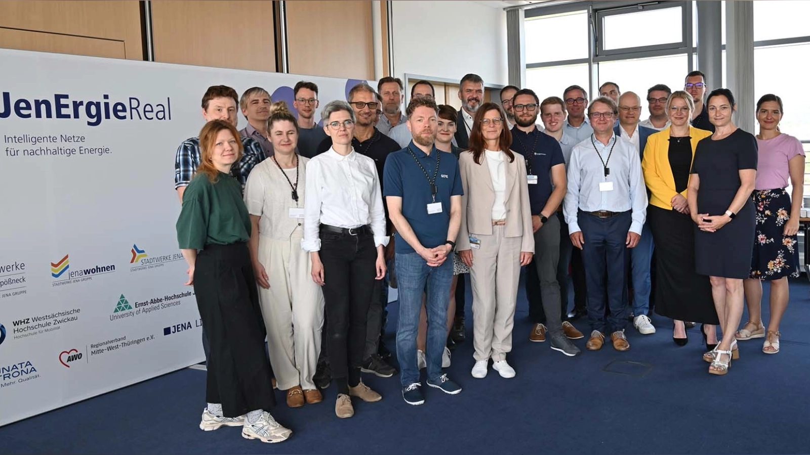 Seit Ende 2022 bereits arbeiten die Stadtwerke Jena Netze, die Stadtwerke Energie, jenawohnen, die Westsächsische Hochschule Zwickau, die Ernst-Abbe-Hochschule Jena, die Stadt Jena, die AWO Mitte-West-Thüringen und die Brunata Metrona im Reallabor der Energiewende JenErgieReal zusammen. 