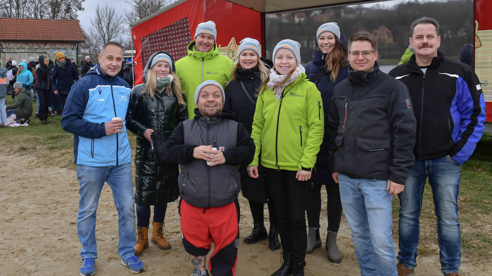 Ein Gruppenbild vor der mobilen Sauna