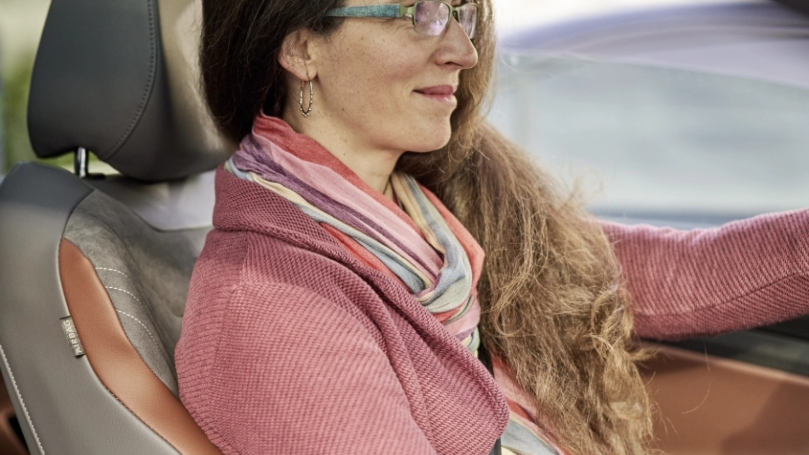 „Wenn ich die Benzinpreise sehe, bin ich einfach froh, dass ich das nicht mehr bezahlen muss“, freut sich Karen und fährt mit einem Lächeln an Tankstellen vorbei.  