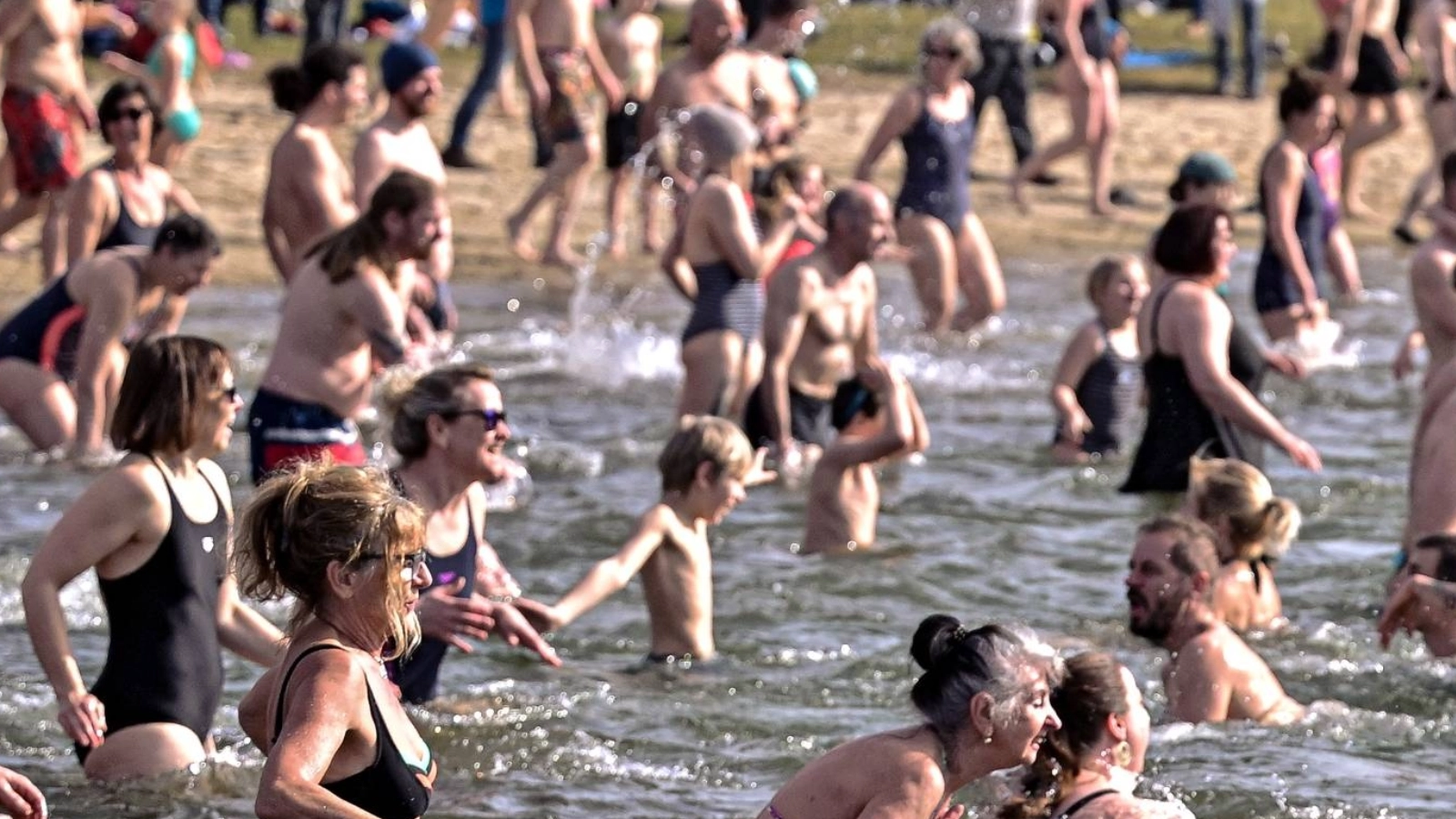 : Beim Eisbaden im Jenaer Südbad kamen am Sonntag, 8. März, rund 800 Menschen zusammen.