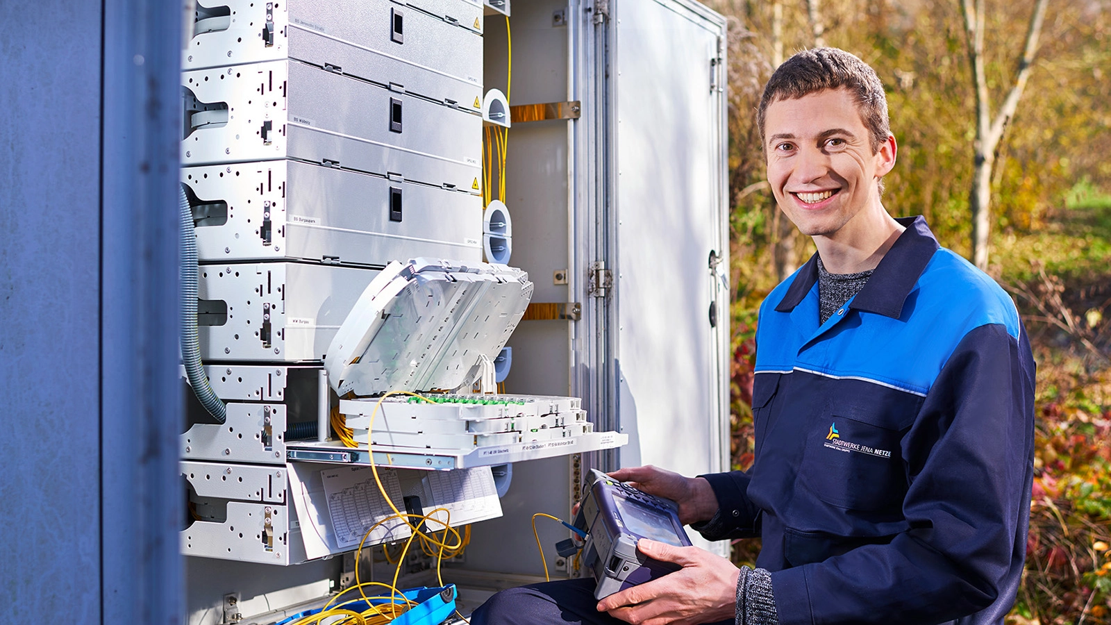 Mitarbeiter an Strom-Verteilerkasten