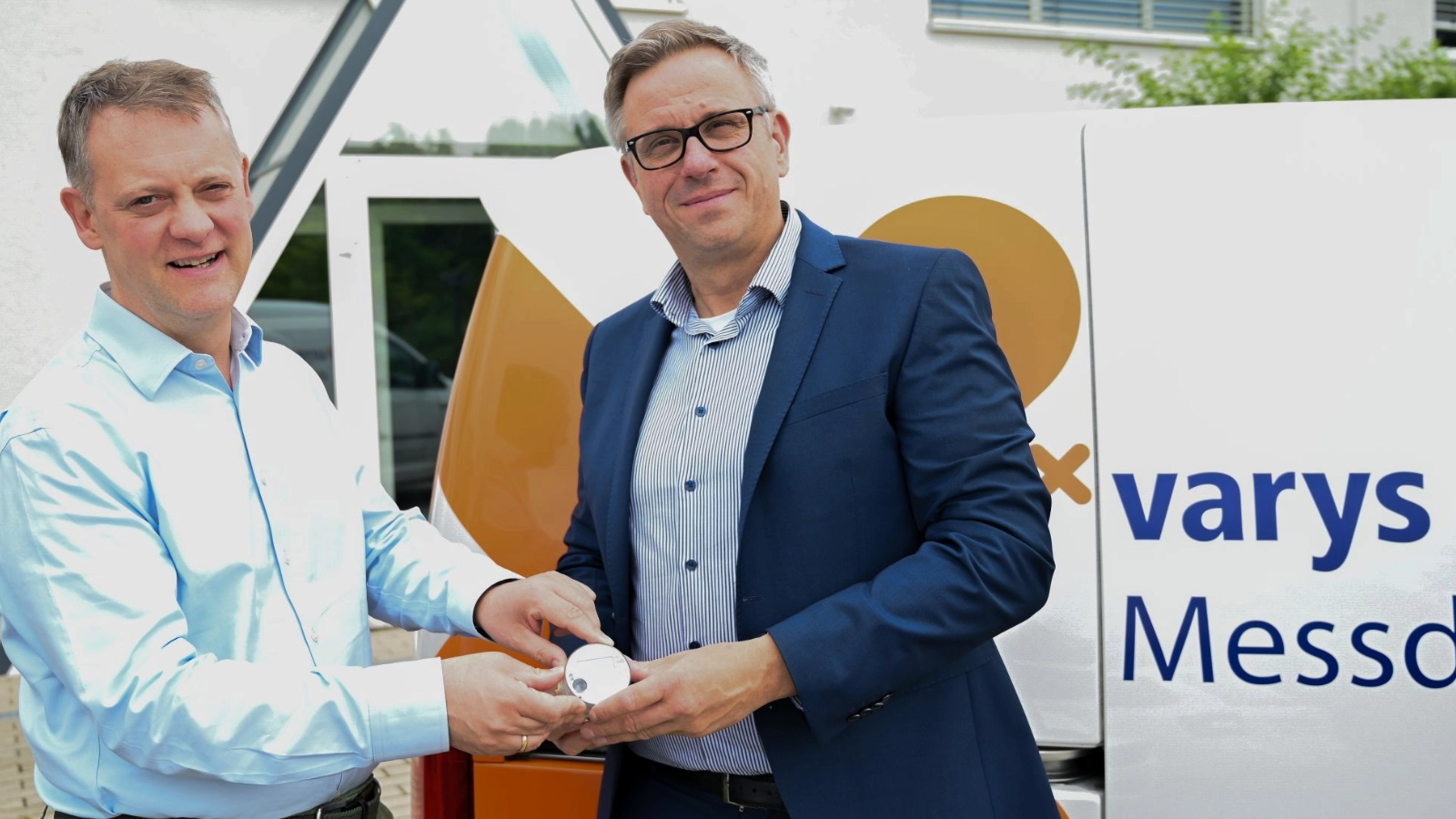 Frank Jung, Geschäftsführer, Officium GmbH, und André Sack, Geschäftsführer, Stadtwerke Energie Jena-Pößneck GmbH, (v.l.n.r.) bei der symbolischen Übergabe eines Zählers.