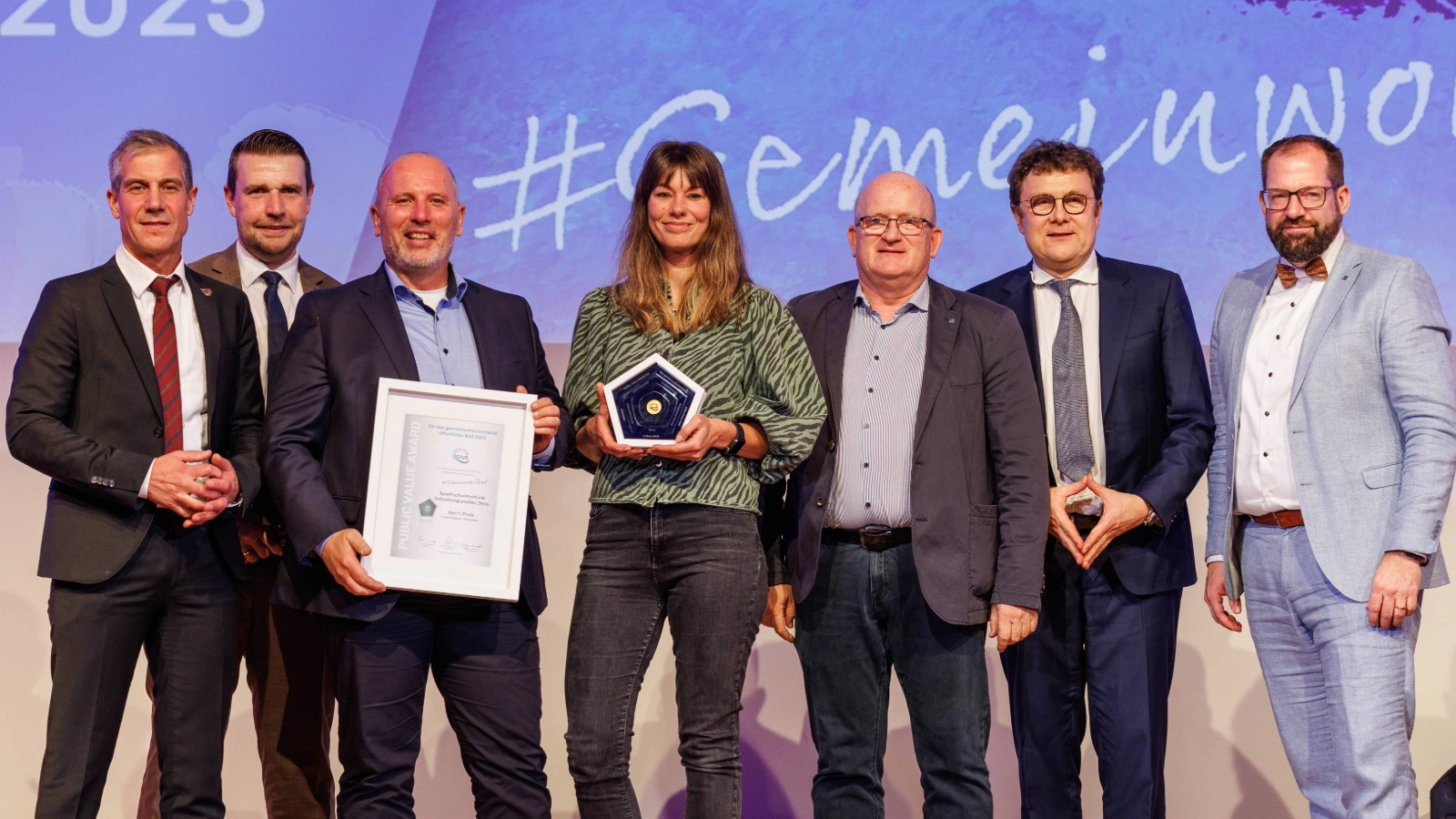 Preisübergabe in der Kongresshalle am Zoo Leipzig: (v.l.n.r.) Christian Siegel (Deutscher Olympischer Sportbund), Christian Mankel (Geschäftsführer Deutsche Gesellschaft für das Badewesen), Bernhard Dengel, Maria Onken und Ulrich Klose (Jenaer Bäder),  Prof. Dr. Timo Meynhardt (Juryvorsitzender) und Prof. Dr. Christian Kuhn (Vorstandsvorsitzender Deutschen Gesellschaft für das Badewesen). 