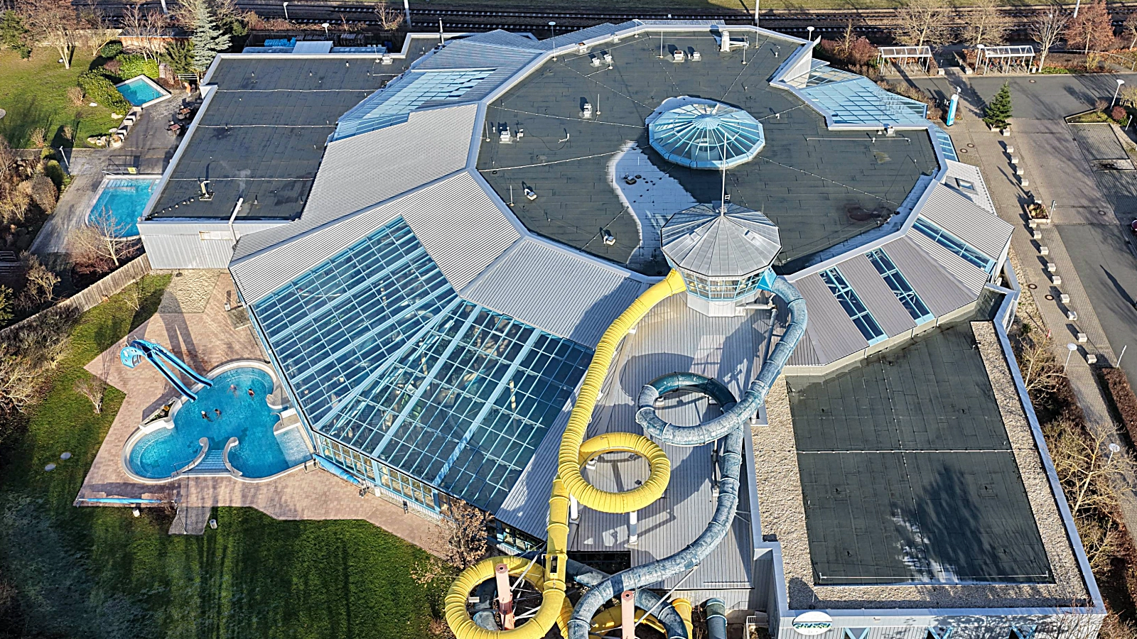 Luftaufnahme des Freizeitbads GalaxSea vor der geplanten Sanierung.