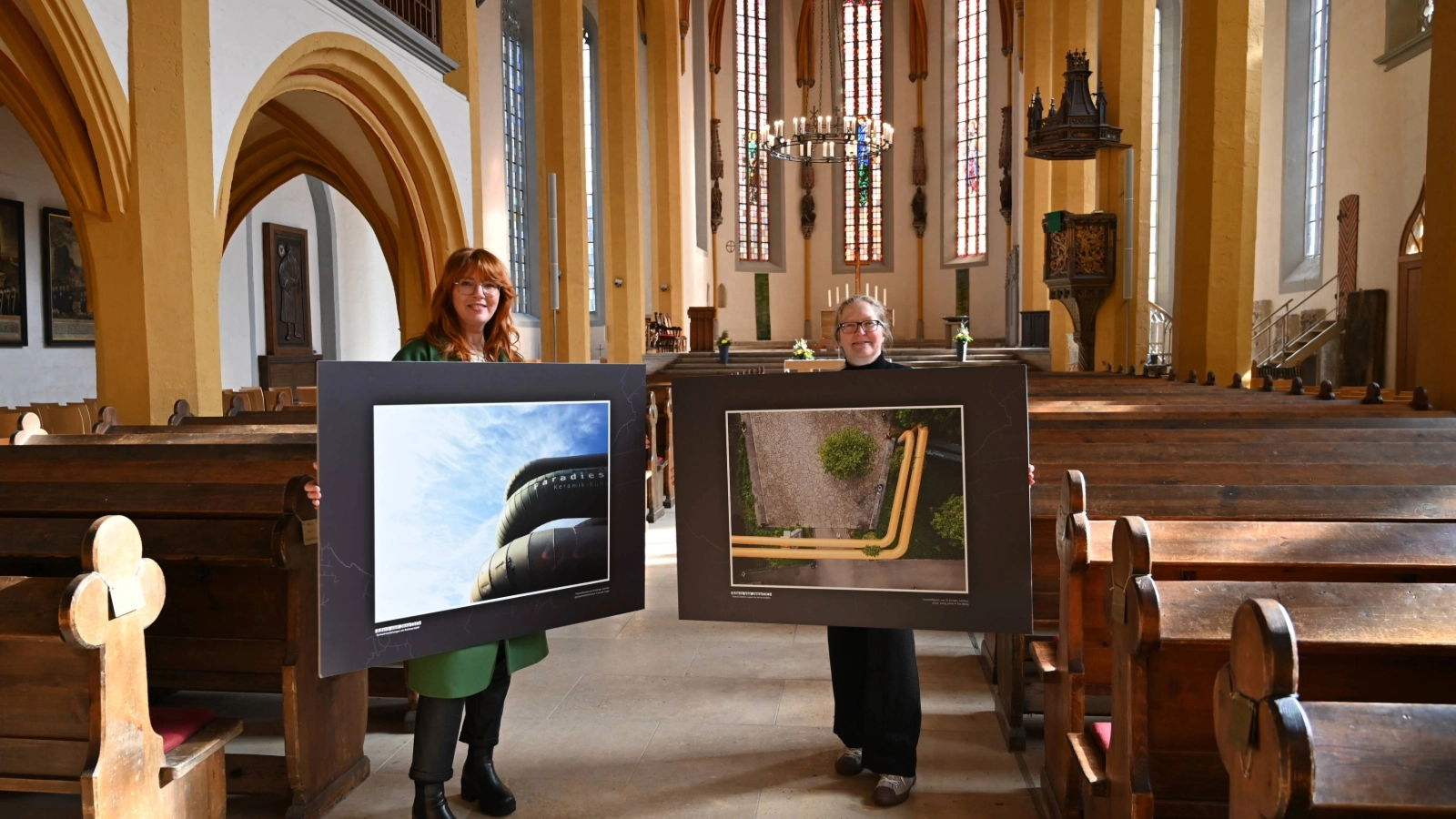 Ulrike Heyde von den Stadtwerken Energie (links) und Anya Schwammberger vom Team Stadtentwicklung geben mit zwei Bildern der Ausstellung „Best of Adern von Jena“ einen Vorgeschmack auf überraschende Perspektiven auf die Wärmeadern der Stadt. Ulrike Heyde von den Stadtwerken Energie (links) und Anya Schwammberger vom Team Stadtentwicklung geben mit zwei Bildern der Ausstellung „Best of Adern von Jena“ einen Vorgeschmack auf überraschende Perspektiven auf die Wärmeadern der Stadt.