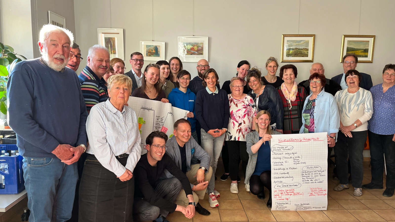 Gruppenbild: Gemeinsam zur Lösung: Beim Bürgerdialog in Crossen entwickelten Bürger und Experten gemeinsam konkrete Ideen für den geplanten Telemedizinraum