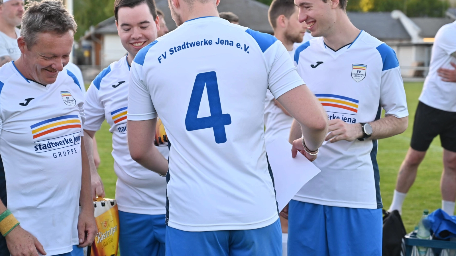 Die Mannschaft der Stadtwerke Jena steht auf dem Platz. 