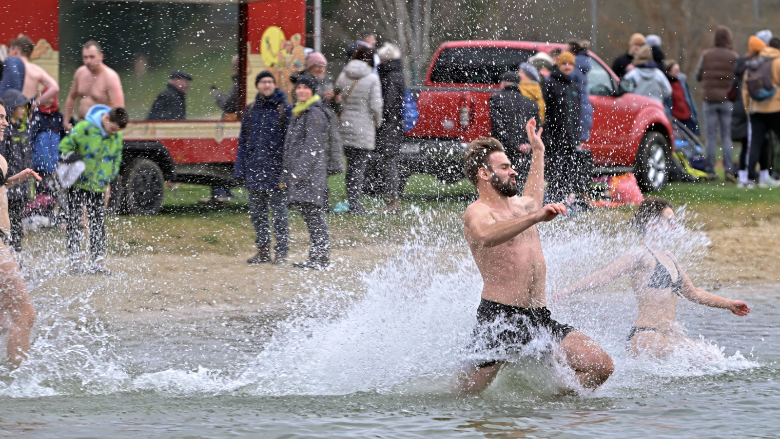Personen rennen beim Anbaden in den Schleichersee