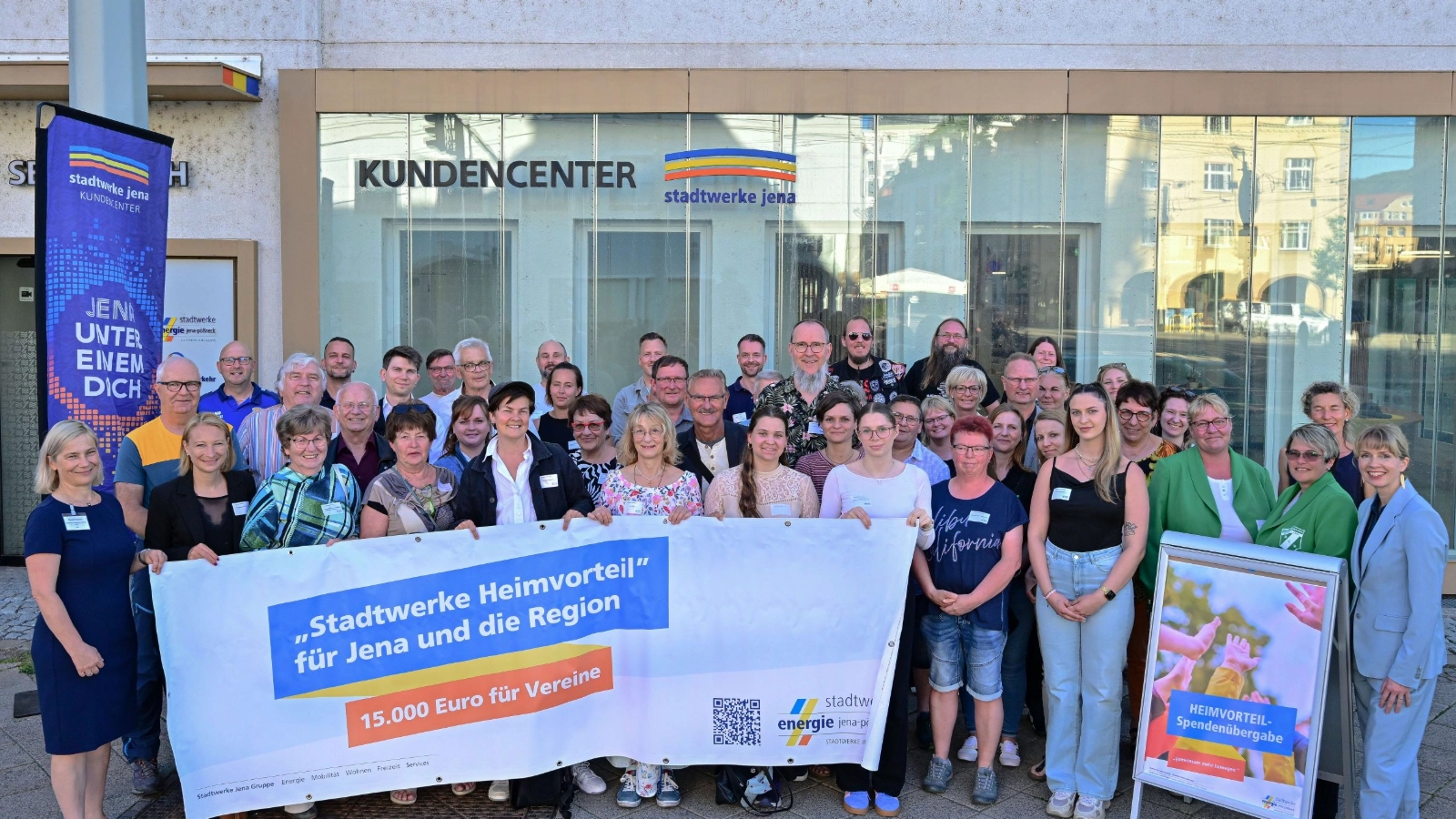 Vertreterinnen und Vertreter der Vereine, die beim Stadtwerke Energie Spendenprogramm „Heimvorteil“ ausgezeichnet wurden, vor dem gemeinsamen Kundencenter der Stadtwerke Jena in der Saalstraße. © Stadtwerke Jena / Jürgen Scheere