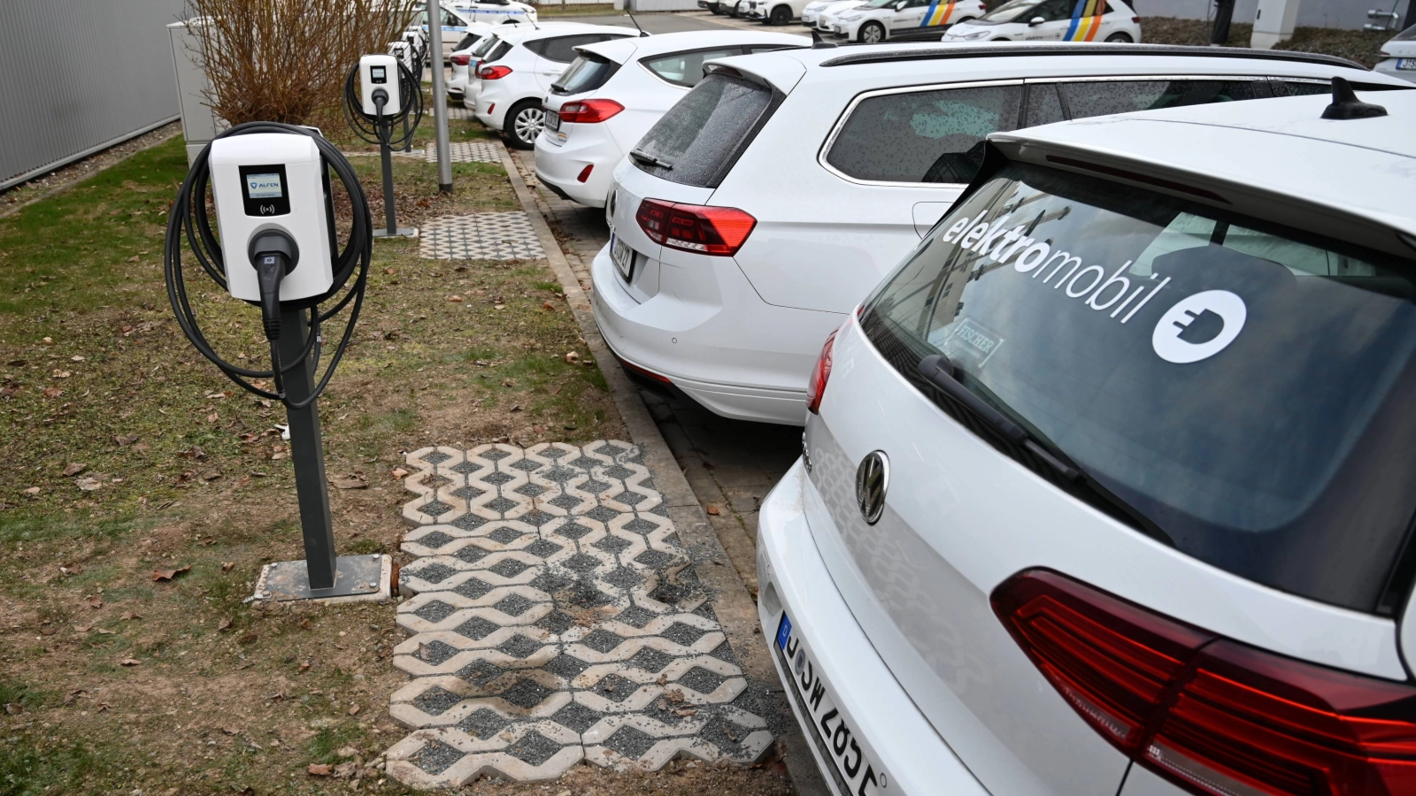 Seit 2011 treiben die Stadtwerke Energie Jena-Pößneck den Ausbau der Ladeinfrastruktur für E-Fahrzeuge in Jena und der Region voran. Nun haben wir auch auf dem eigenen Betriebsgelände nachgelegt.
