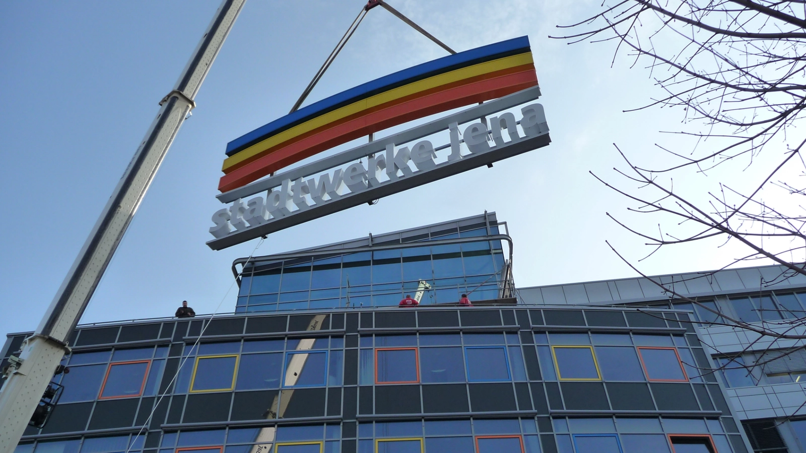 2010: Das Logo der Stadtwerke Jena wird am Geschäftsgebäude in der Rudolstädter Straße 39 angebracht.