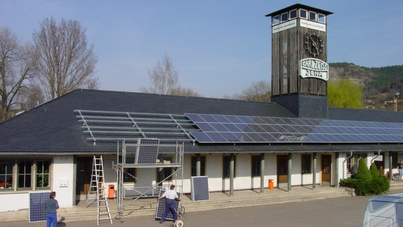 2003: Installation der PV-Anlage auf dem Ernst-Abbe-Sportfeld