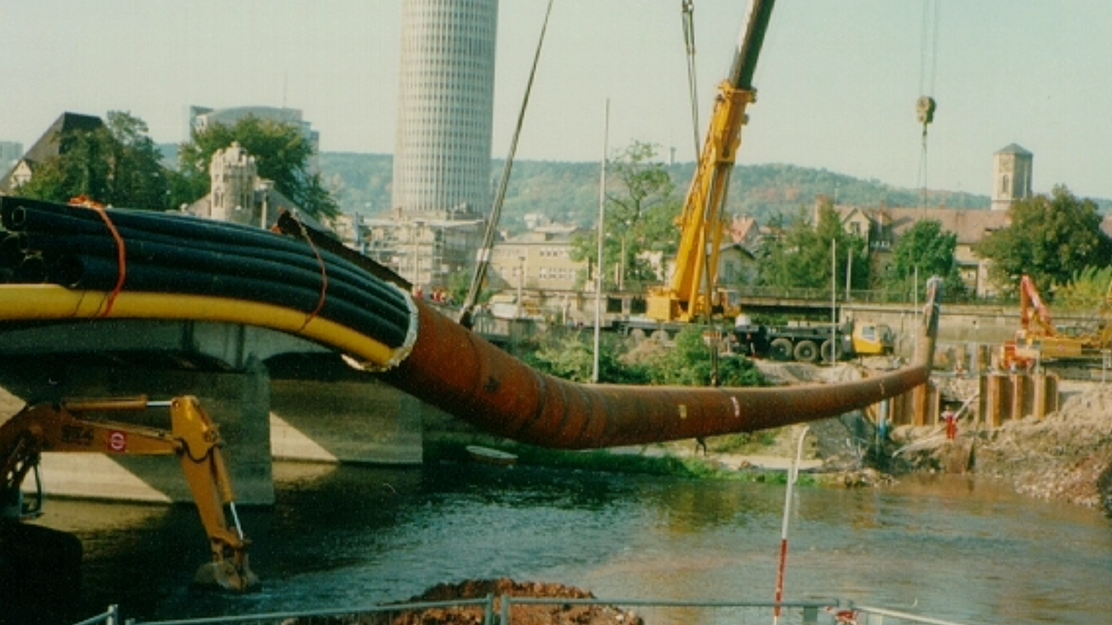 1994: Verlegung des Saaledüker mit Versorgungsleitungen und Leerrohren.