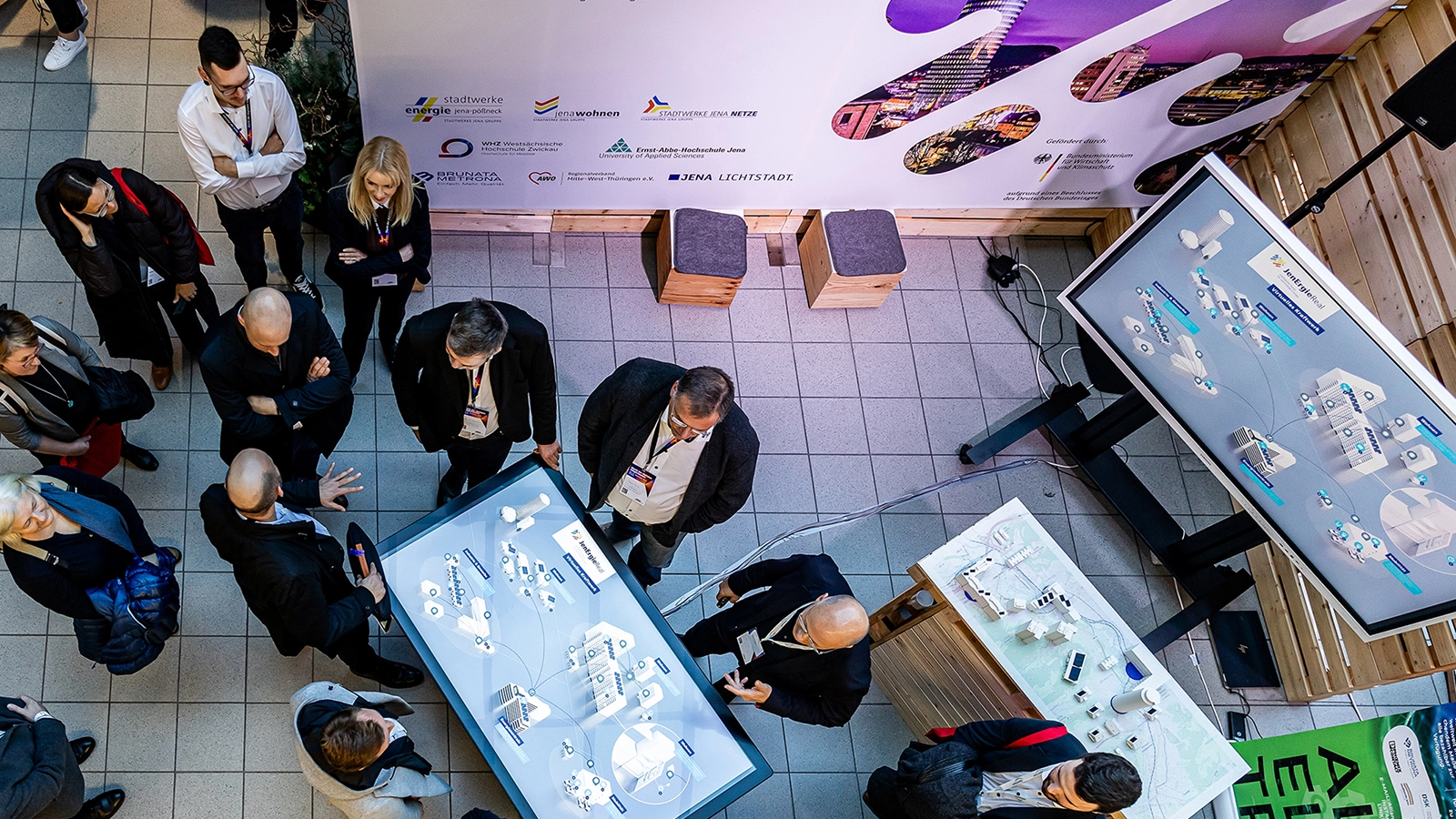 Großes Interesse und spannende Gespräche am Stand der Stadtwerke Jena auf dem Digital-Gipfel der Bundesregierung in Jena. In ihrem Reallabor der Energiewende JenErgieReal demonstrieren die Stadtwerke gemeinsam mit Partnern, wie mittels künstlicher Intelligenz Energiewende in Städten bedarfsgerecht und bezahlbar gelingen kann. ©Digitalverband eco