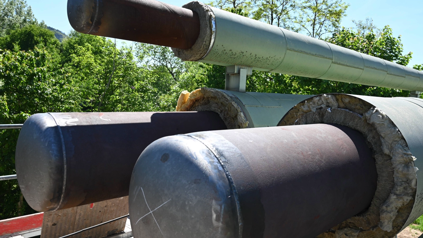 Zur Ablösung eines bisher mit Dampf betriebenen Fernwärme-Teilnetzes in Jena-Süd und zum Anschluss der dortigen Kunden an das Hauptnetz, mussten an der Rohrbrücke im Burgauer Weg die Haupttrasse vom Kraftwerk Richtung Norden aufgetrennt und mit einem Leitungsabzweig versehen werden. 
