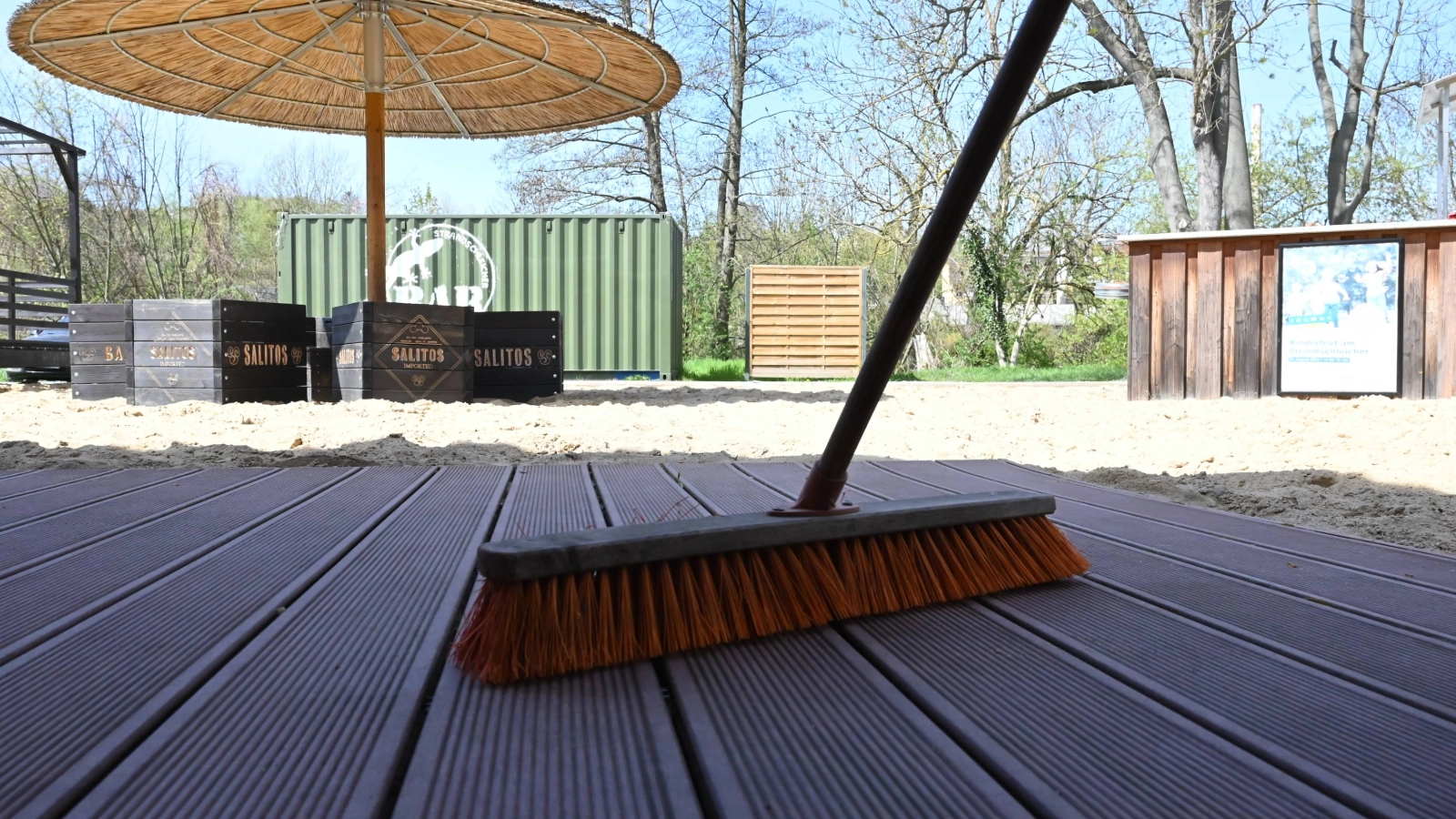 Ab dem 28. April hat auch die Strandbar „Strandschleicher“ wieder geöffnet – perfekt für alle, die den Sommertag bei einem kühlen Getränk mit Blick aufs Wasser ausklingen lassen möchten.