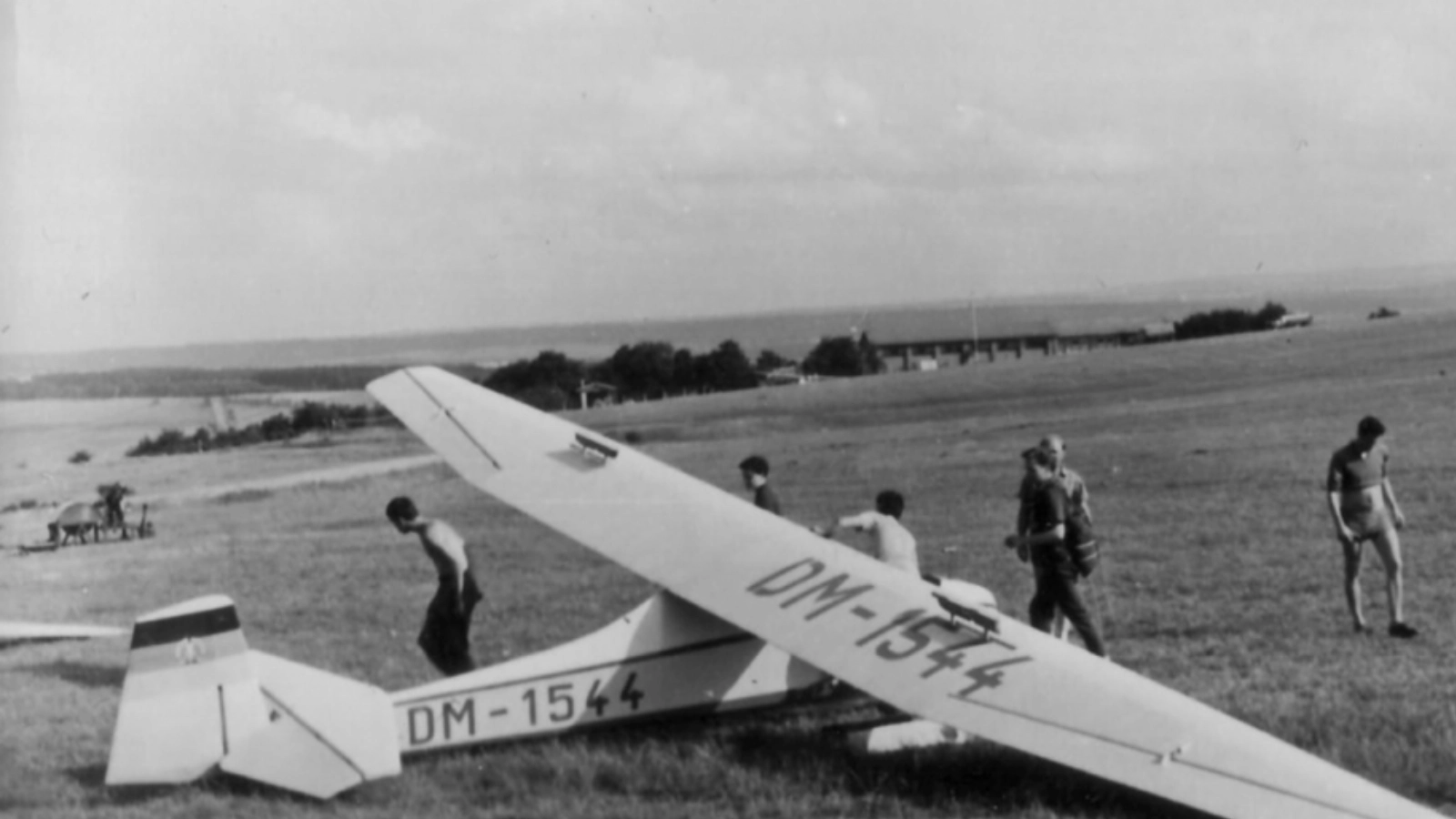 An Bord der „Baby IIb“ DM-1544 unternahm Lothar Heinel am 16. Juli 1959 den ersten offiziellen Startflug am Schöngleinaer Flugplatz.