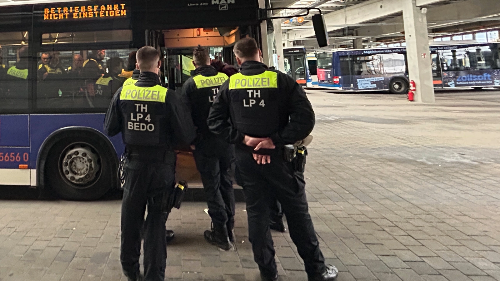 Die Polizei trainierte verschiedene Einsatzlagen. Ein Reisebus musste gestoppt und kontrolliert werden. Einsatzkräfte übten den Zugriff direkt im Fahrzeug. 