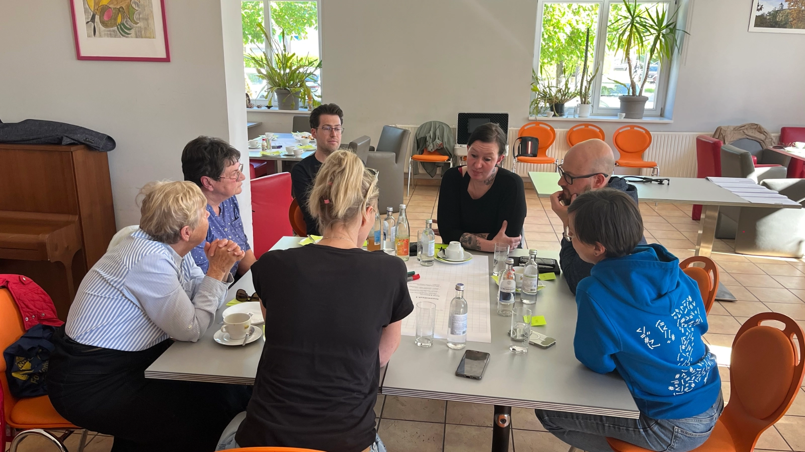 Thementische: Diskussion auf Augenhöhe: Bürger und Fachpartner tauschen sich im Klubhaus Crossen über die praktische Umsetzung der Telemedizin aus. 