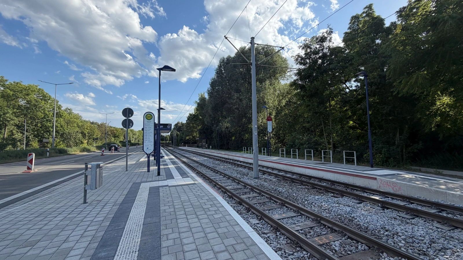 Die Bauarbeiten an der Haltestelle Jenertal sind abgeschlossen. Ab Samstag, 15. August 2026, mit Betriebsbeginn verkehren Busse und Straßenbahnen wieder ohne Einschränkungen nach dem aktuell gültigen Baufahrplan. 