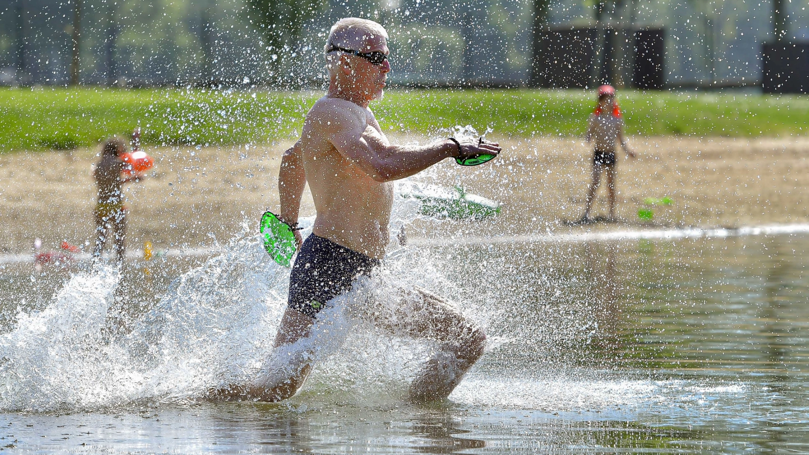 Stammgast Olaf beim ersten Sprung ins 17 Grad kühle Nass. © Jener Bäder; J. Scheere