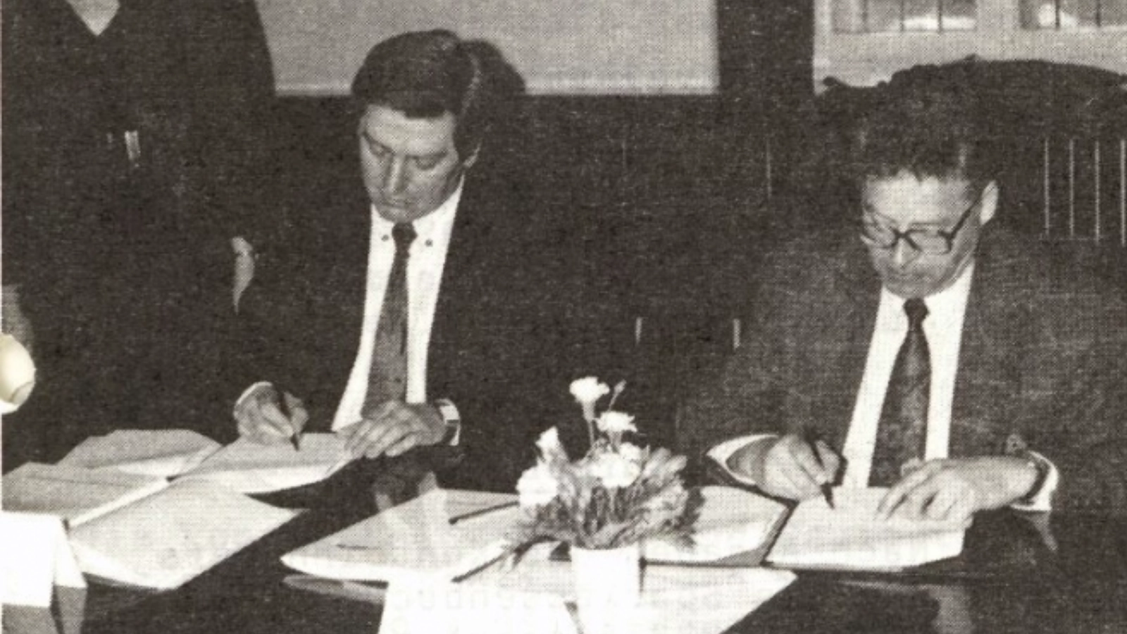 1991: Unterzeichnung der Stadtwerke-Gründungsurkunde Quelle: Stadtarchiv Jena, Amtsblatt Nr. 8/ 91