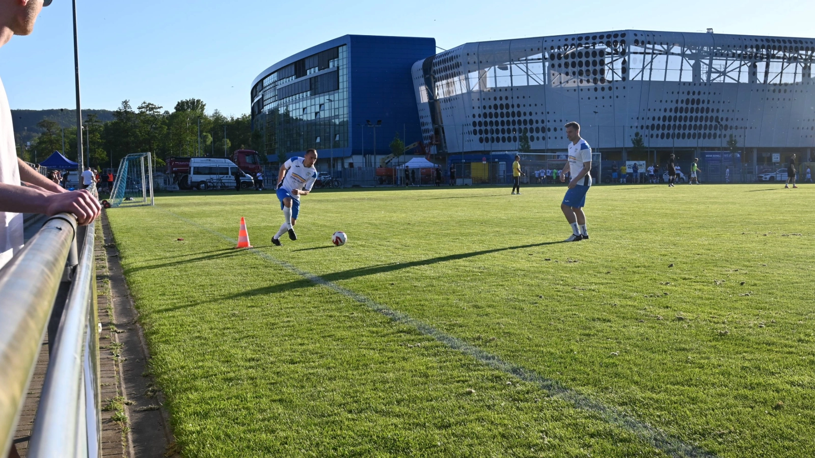 Zwei Spieler der Stadtwerke Jena-Mannschaft in Aktion. 