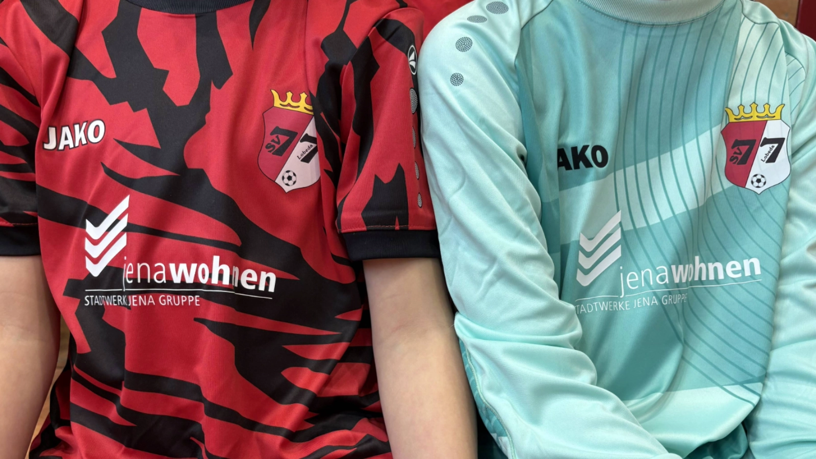 Neues jenawohnen Spieler- und Torwarttrikot des SV Lobeda 77 
