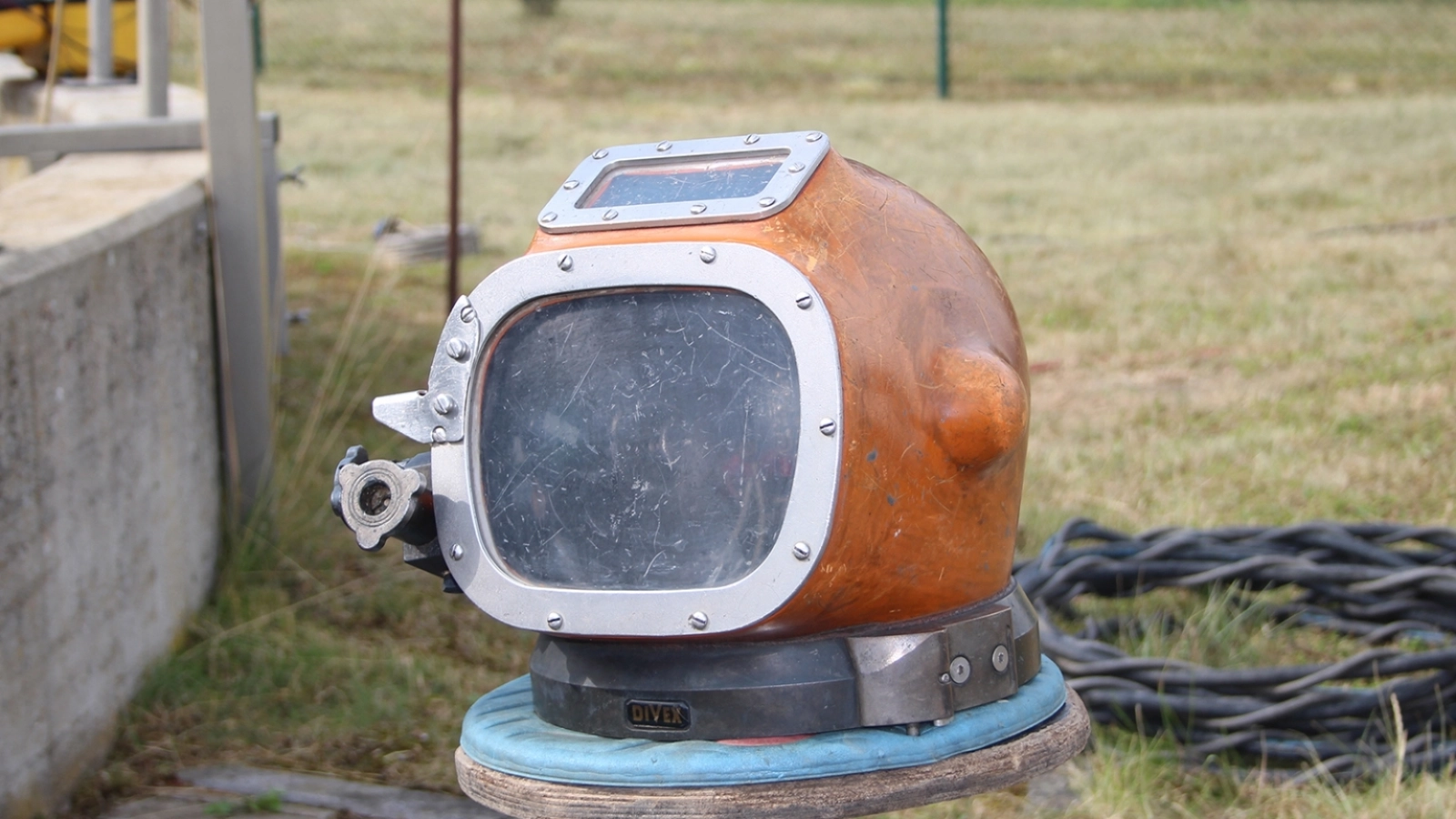 Es hatte schon was von Jules Verne und seinem Kapitän Nemo, wie Marco Fenske in Vollgummianzug und massivem Tauchhelm in die brackig-braunen Fluten steigt.