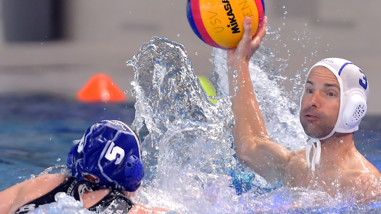 Personen spielen Wasserball im Schwimmparadies Jena 