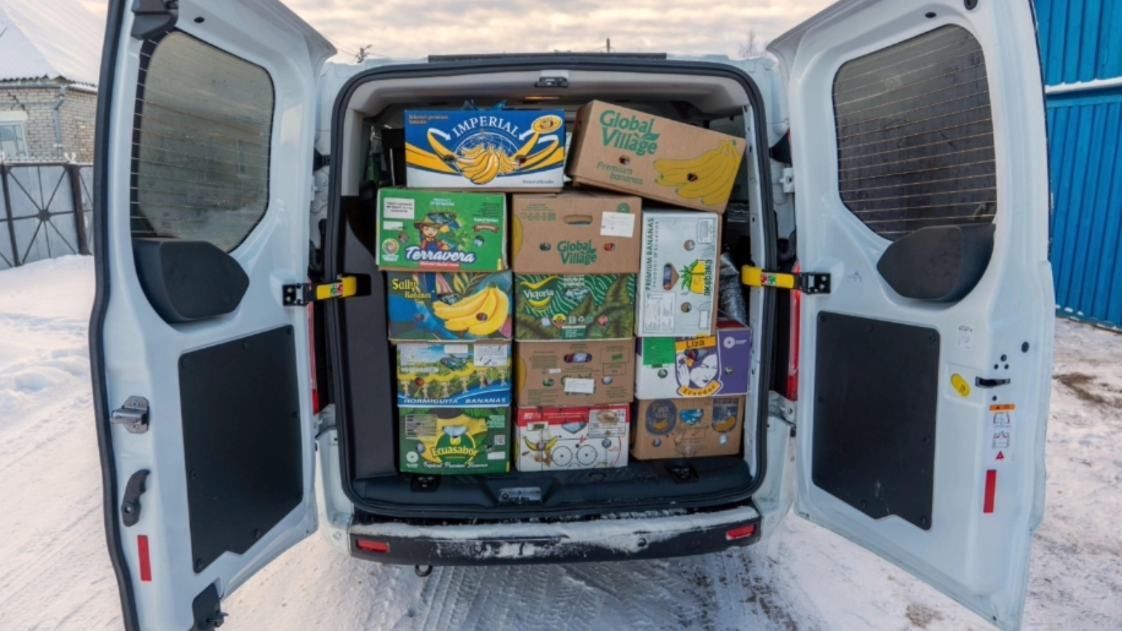 200 Kilo Südfrüchte und 250 Kilo Geschenke für 250 Kinder gut verpackt.