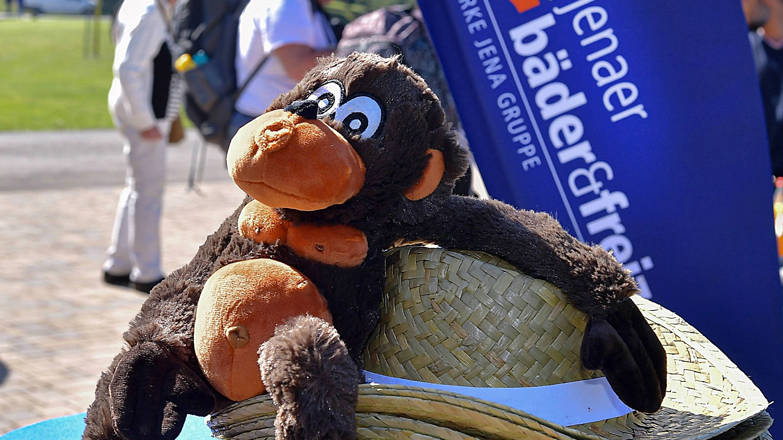 Für die ersten 50 Besucherinnen und Besucher hielten die Jenaer Bäder ein besonderes Extra bereit: Sie durften sich über einen sommerlichen Strohhut freuen. 