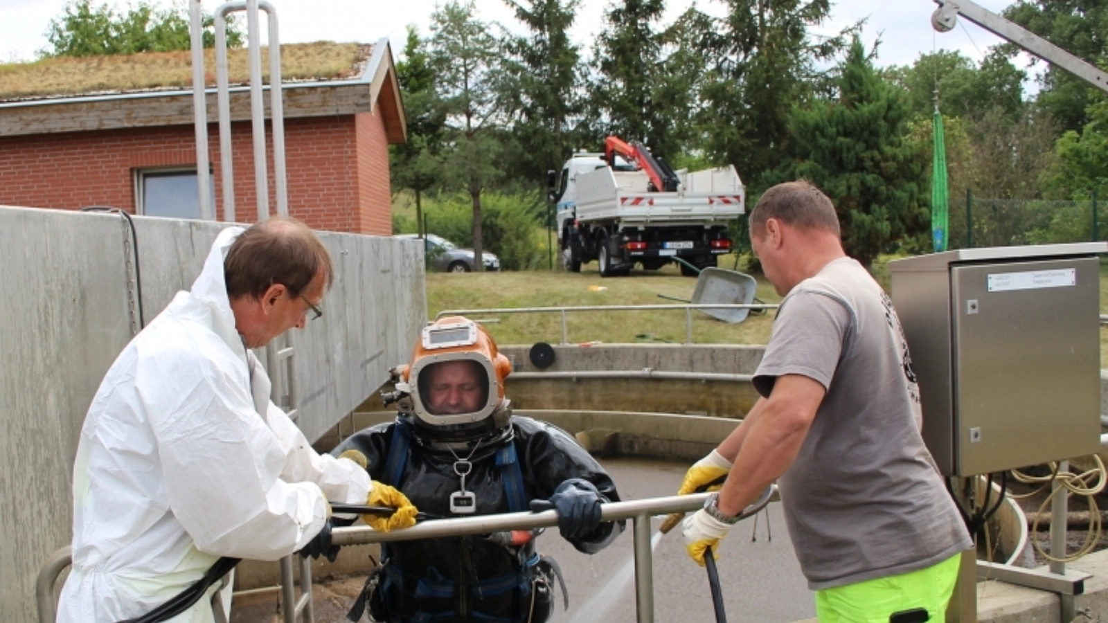 Ungewöhnlicher Arbeitsweg: Hinein in die brackig-braunen Fluten…