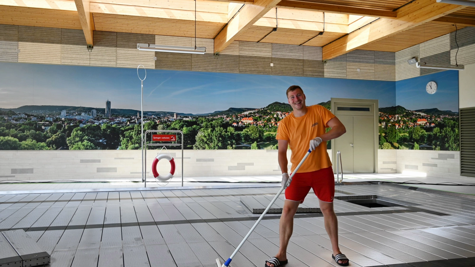 Paul Schöllknecht mit vollem Einsatz bei den Reinigungsarbeiten des Lehrschwimmbeckens. 