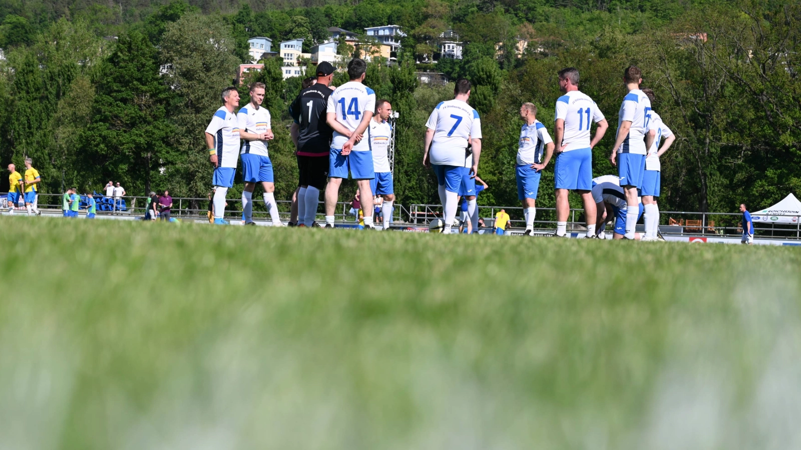 Die Mannschaft der Stadtwerke Jena bei der Erwärmung für den Sponsoren-Cup. 