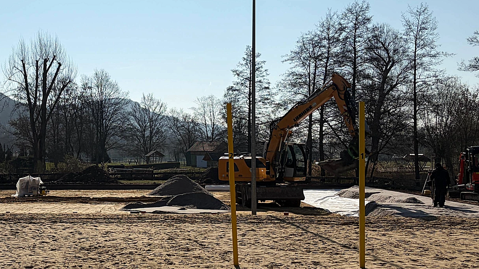 Derzeit wird der Untergrund vorbereitet. Rund 550 Tonnen Sand wurden insgesamt auf die neuen Felder aufgebracht.