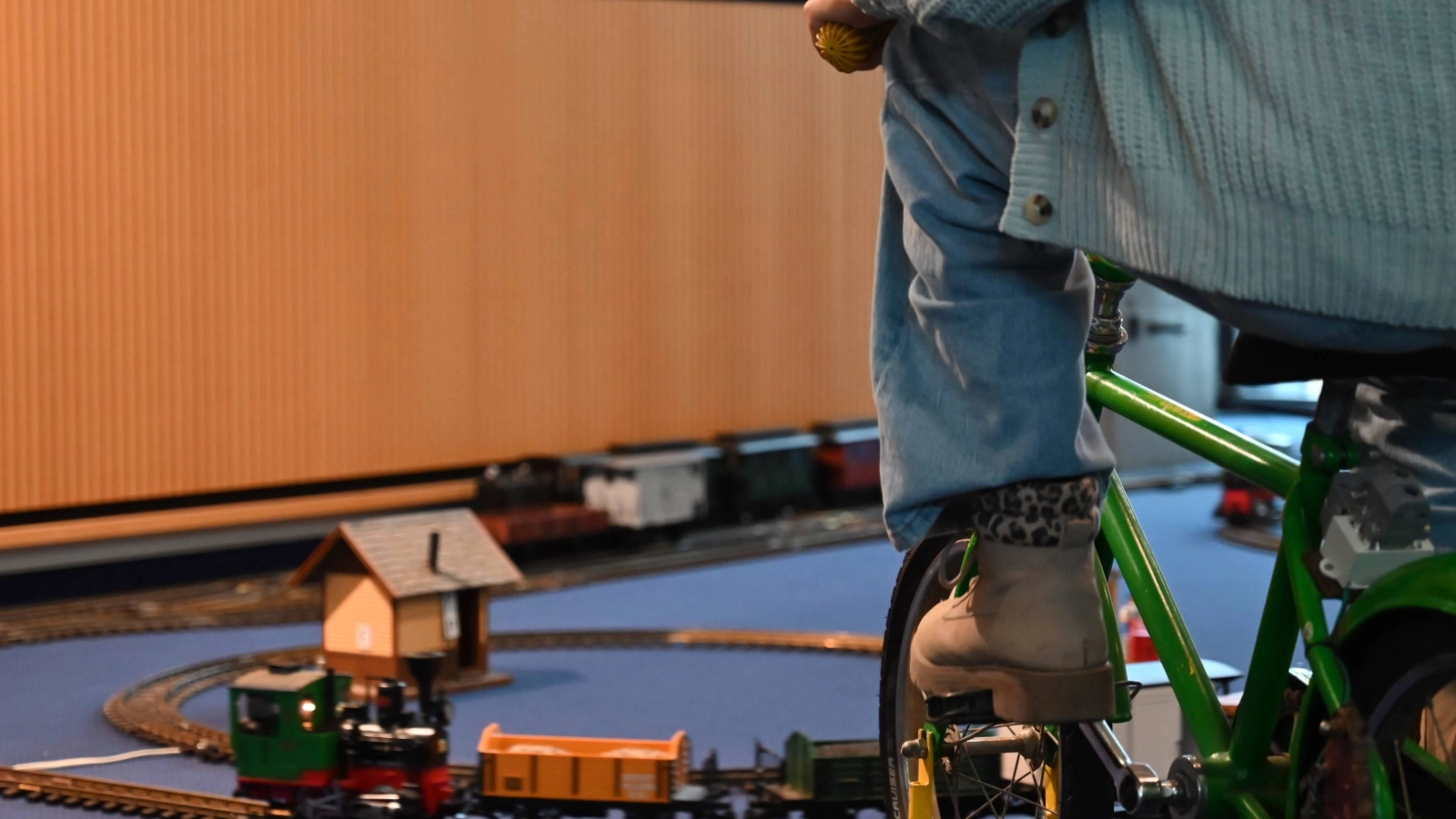 Antrieb aus eigener Kraft: Mit dem Fahrrad haben die Kinder die Eisenbahn zum Fahren gebracht.